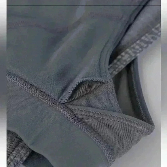 Lululemon Glide and Stride Tank
Sheer Luon Pebble Jacquard V2 Arctic Grey - Picture 6 of 10